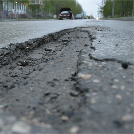 Kelyje pasirodžiusios duobės atneša papildomų nuostolių vairuotojams Straipsnio nuotrauka