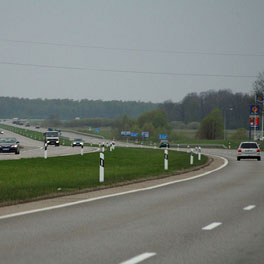 Nuo balandžio 1 d. keičiasi važiavimo greitis magistralėse ir greitkeliuose Straipsnio nuotrauka