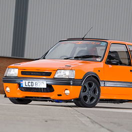 Oranžinis Peugeot automobilis Straipsnio nuotrauka