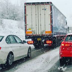 Saugokitės sniegu ar ledu sluoksniu padengtų automobilių Straipsnio nuotrauka